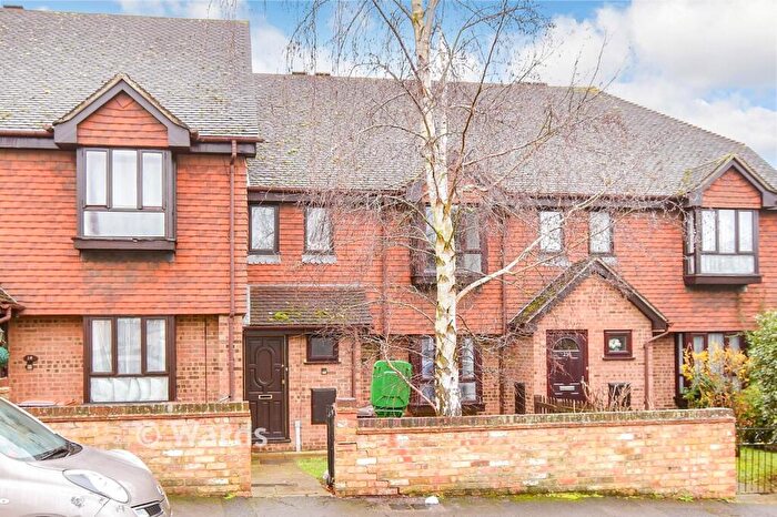 2 Bedroom Maisonette For Sale In Woodstock Road, Strood, Rochester, Kent, ME2