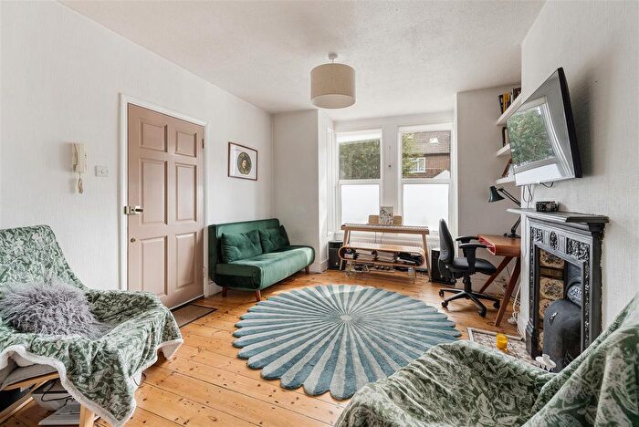 1 Bedroom Flat For Sale In Brookscroft Road, Walthamstow, E17