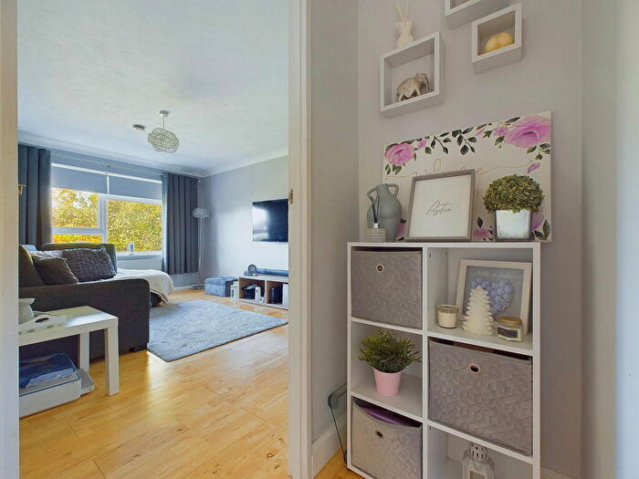 1 Bedroom Flat For Sale In Crabtree Lane, Lancing, BN15