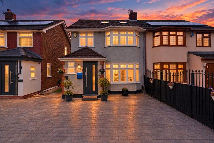 3 Bedroom Semi-Detached House For Sale In Rainham Road, Rainham, RM13