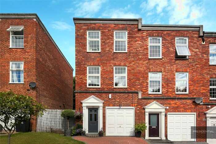 3 Bedroom Town House To Rent In Albany Court, Epping CM16