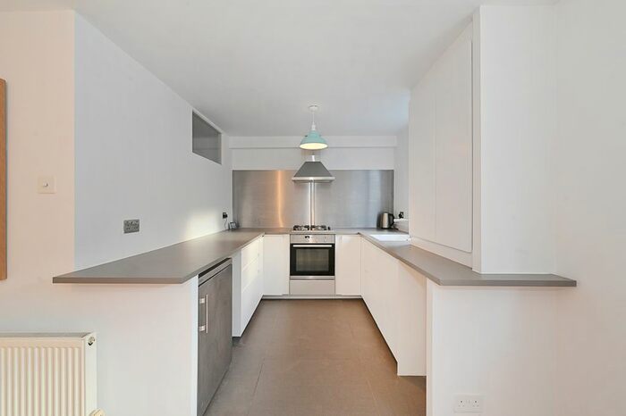 2 Bedroom Flat To Rent In Park Close, London, E9