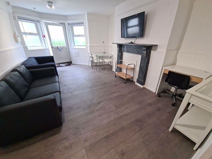 3 Bedroom Flat To Rent In Regent Park Terrace, Leeds, LS6