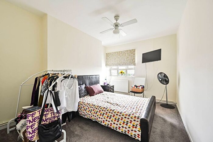 2 Bedroom Flat To Rent In Margravine Road, Barons Court, London, W6