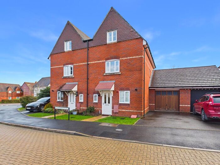 3 Bedroom Town House To Rent In Fitzwaryn Place, Wantage, OX12