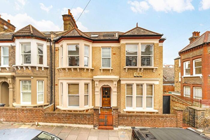 3 Bedroom Flat To Rent In Tremadoc Road, Clapham, SW4