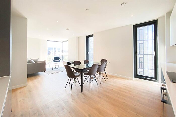 3 Bedroom Apartment To Rent In The Stile, M4