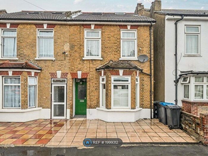 4 Bedroom Semi-Detached House To Rent In Clarendon Road, Croydon, CR0