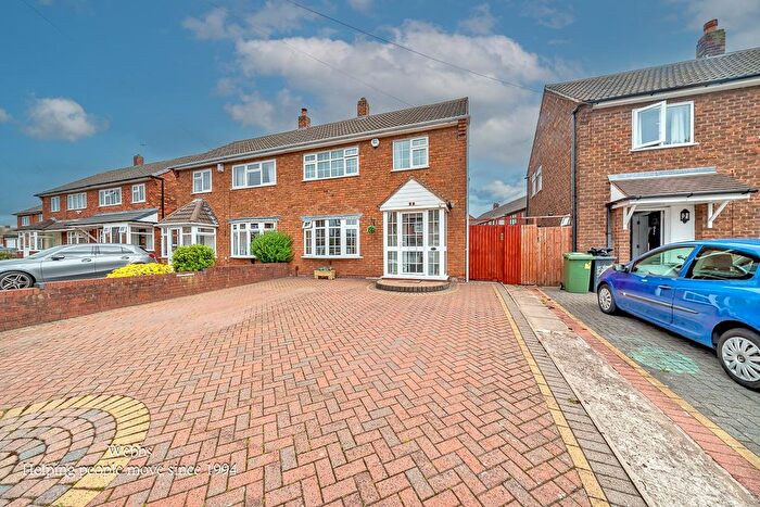 3 Bedroom Semi-Detached House For Sale In Clarendon Road, Walsall, WS4