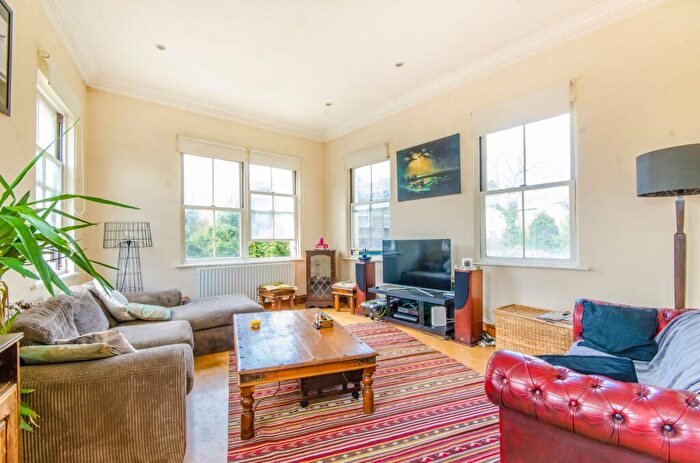 3 Bedroom Flat For Sale In Mildmay Park, Mildmay, London, N1
