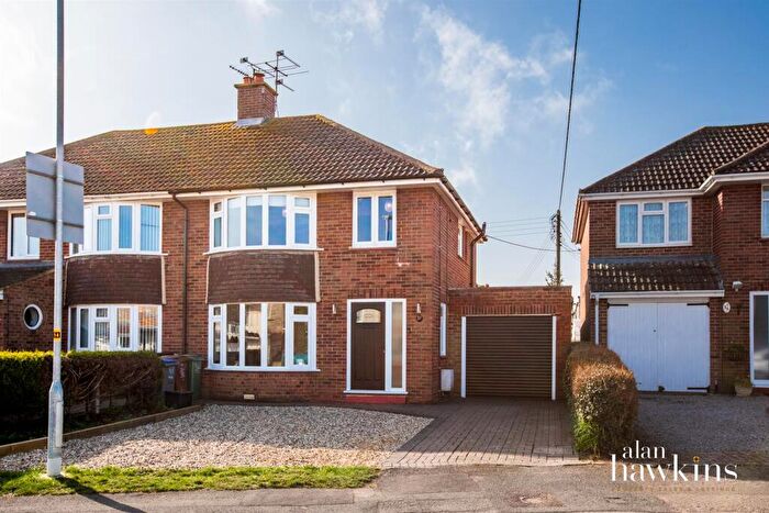 3 Bedroom Semi Detached House For Sale In Longleaze, Royal Wootton Bassett, SN4