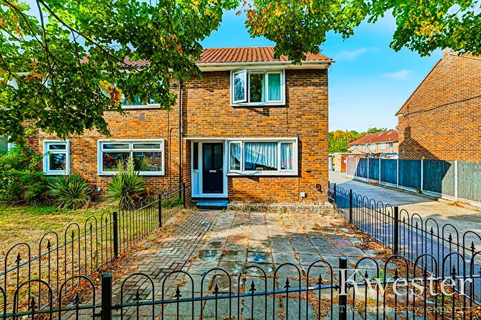 2 Bedroom End Of Terrace House To Rent In Witchards, Basildon, SS16