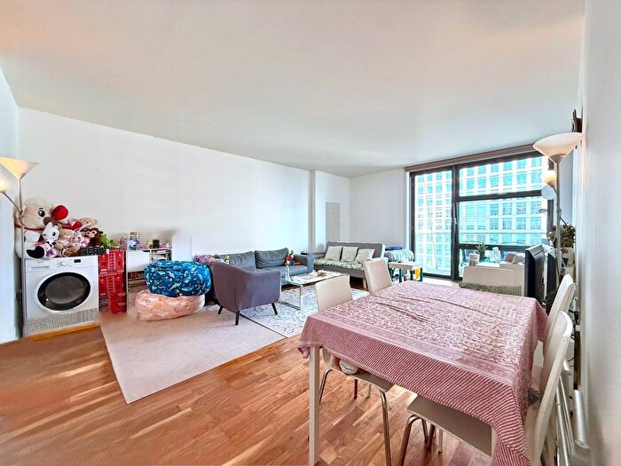 2 Bedroom Flat To Rent In Discovery Dock Apartments West, London, E14