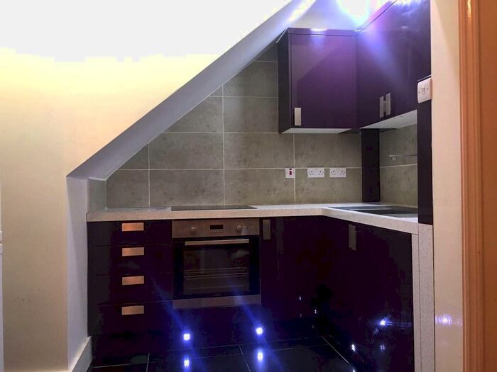 2 Bedroom Flat To Rent In Baron Court Road, London, W14