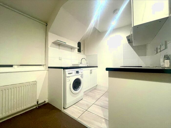 2 Bedroom Flat To Rent In Chipstead Station Parade, Chipstead, Coulsdon CR5