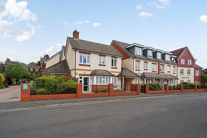 1 Bedroom Flat For Sale In Clover Leaf Court, Ackender Road, Alton, Hampshire, GU34