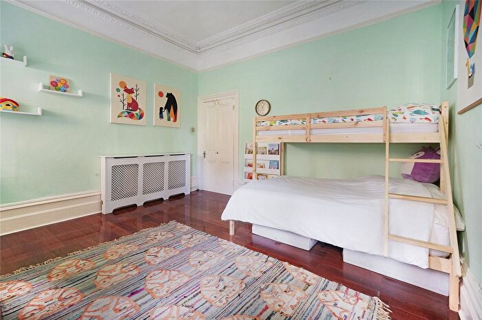 2 Bedroom Flat For Sale In Hainault Road, Leytonstone, London, E11