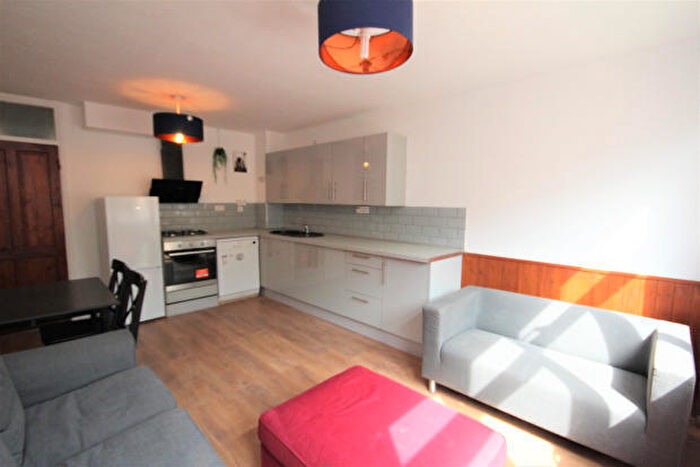 4 Bedroom House To Rent In Kingsland Road, London, E2