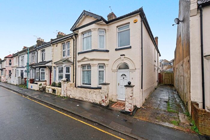 4 Bedroom End Of Terrace House For Sale In Livingstone Road, Gillingham, ME7