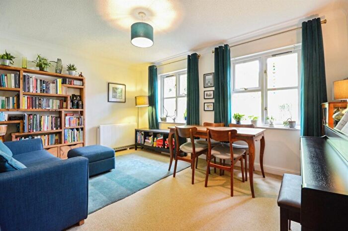 2 Bedroom Apartment For Sale In The Brambles, St. Albans, AL1