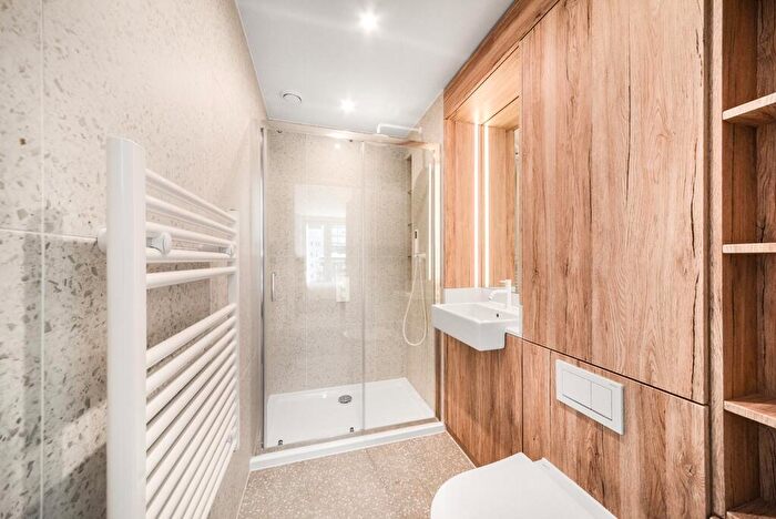 2 Bedroom Apartment To Rent In Cendal Crescent London, E1