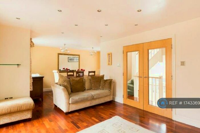 4 Bedroom Semi-Detached House To Rent In Wapping High Street, London, E1W