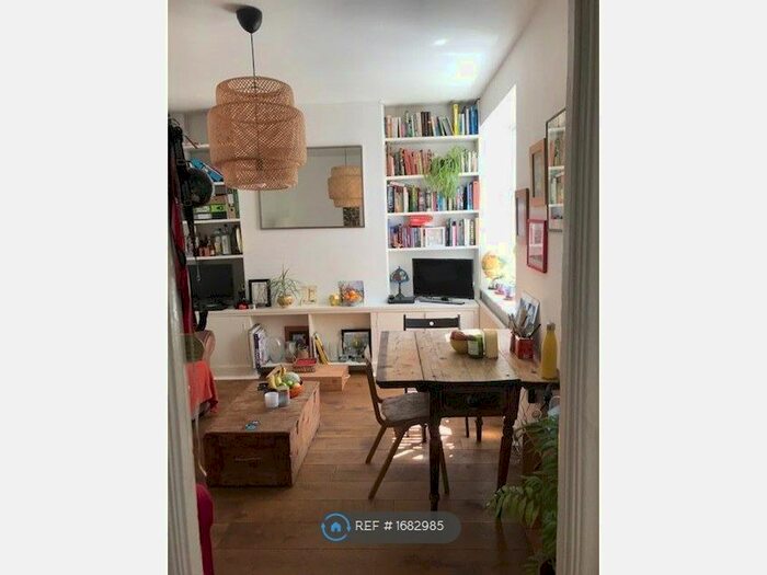 2 Bedroom Flat To Rent In Elder Gardens, London, SE27