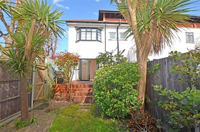 2 Bedroom Flat To Rent In Barons Court, Teddington, TW11