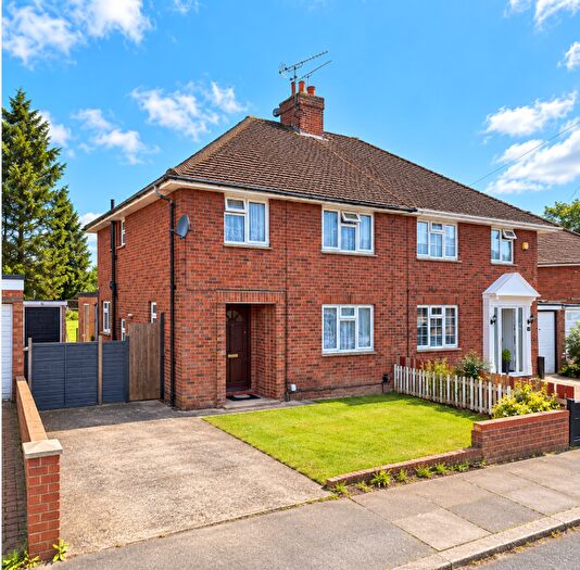 3 Bedroom Semi-Detached House To Rent In Wickstead Avenue, Luton, Bedfordshire, LU4