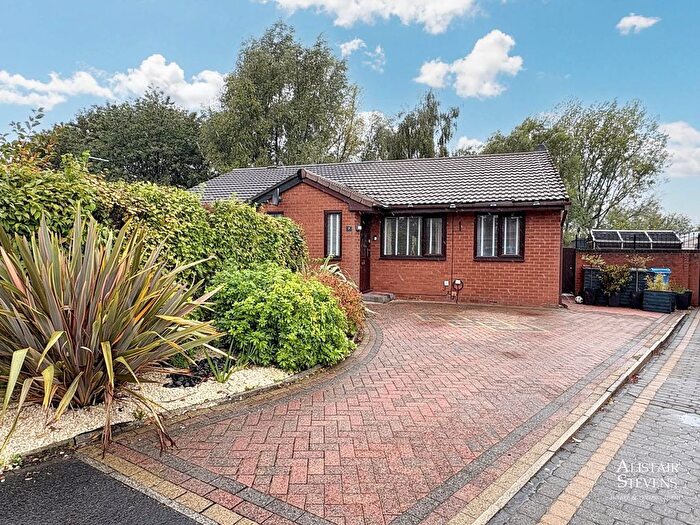 2 Bedroom Semi-detached Bungalow For Sale In Monarch Close, Royton, OL2