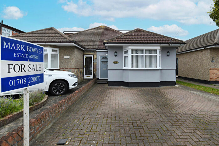 4 Bedroom Bungalow For Sale In King Edward Avenue, Rainham, Essex, RM13