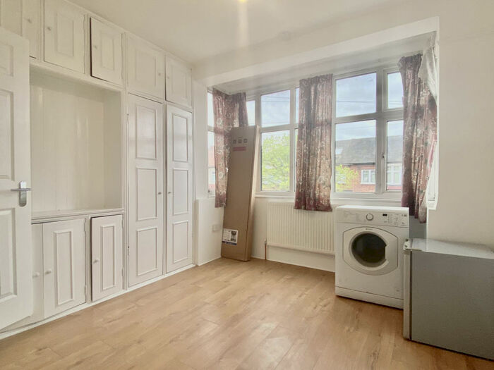 Studio To Rent In London, CR4