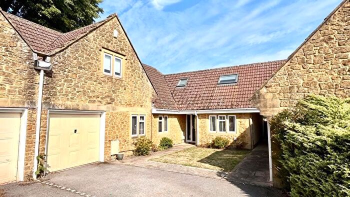 4 Bedroom Bungalow For Sale In Breowan Close, Ilminster, Somerset, TA19