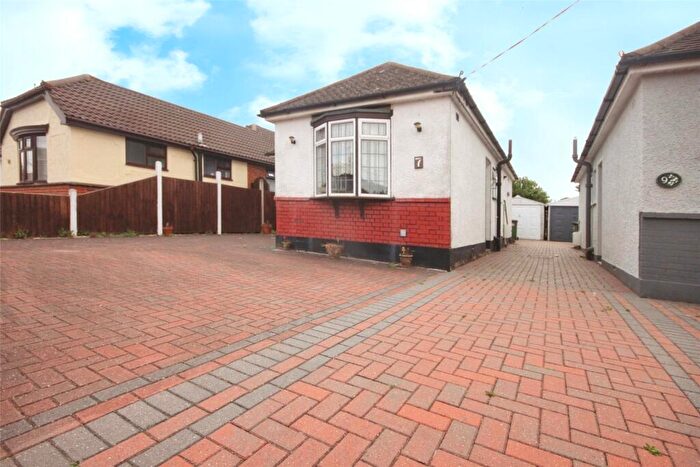 2 Bedroom Bungalow For Sale In Alderney Gardens, Wickford, Essex, SS11