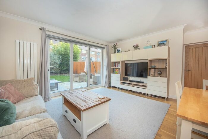 2 Bedroom Maisonette To Rent In Cumberland Close, St Margarets, Twickenham, TW1