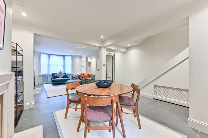 2 Bedroom Flat For Sale In Redburn Street, Chelsea, London, SW3