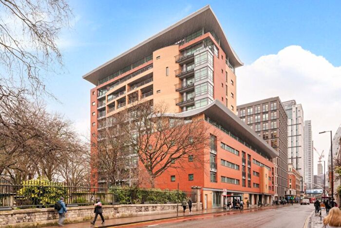 3 Bedroom Flat To Rent In City Road, St Lukes, EC1Y