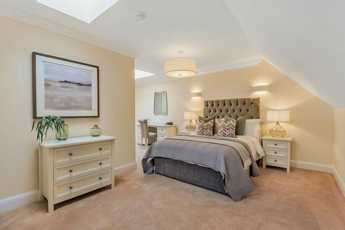 2 Bedroom Flat To Rent In Dukes Ride, Crowthorne RG45