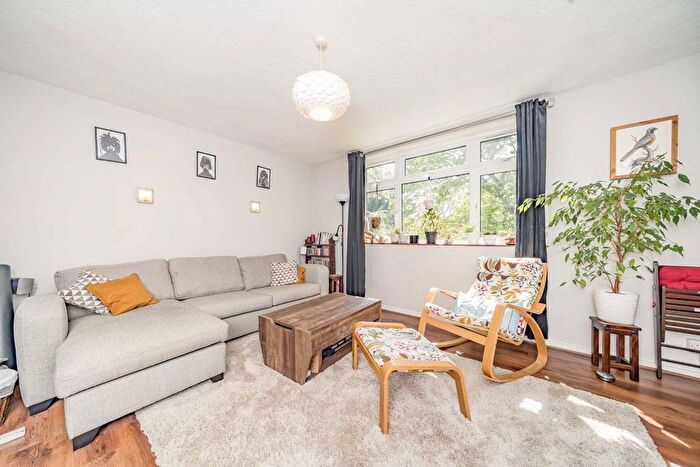 3 Bedroom Flat To Rent In Scrutton Close, Clapham Park, SW12