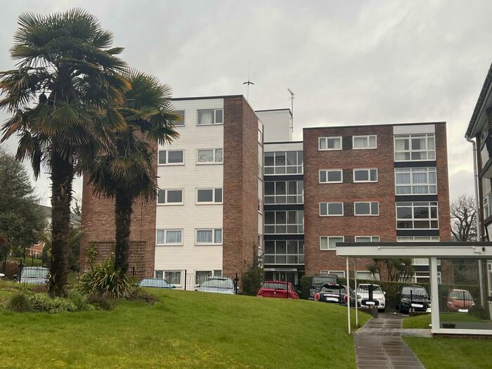 2 Bedroom Flat To Rent In Paddockhall Road, Haywards Heath, RH16