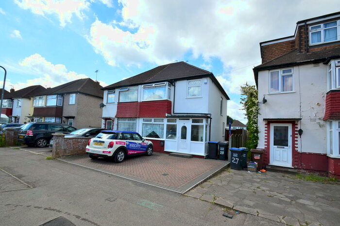 3 Bedroom Semi-Detached House To Rent In Crawford Road, AL10