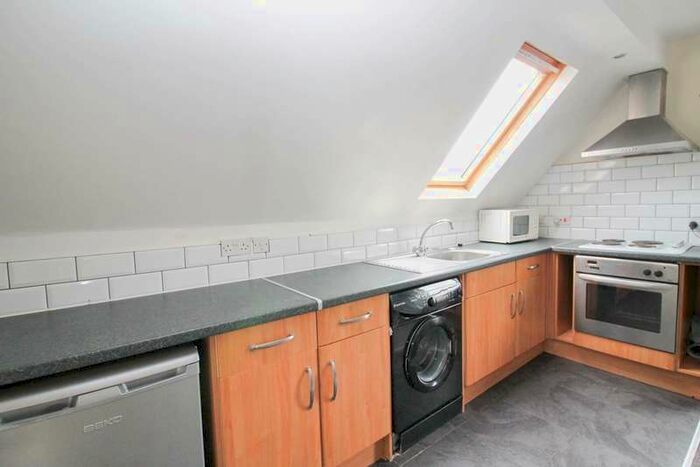2 Bedroom Flat To Rent In Raynville Road, Bramley, LS13
