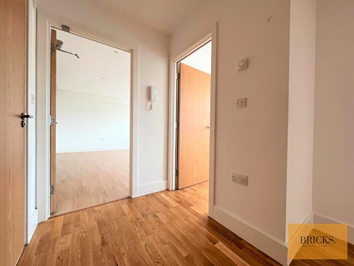 2 Bedroom Apartment To Rent In Flat, Lea Bridge Road, London, E10