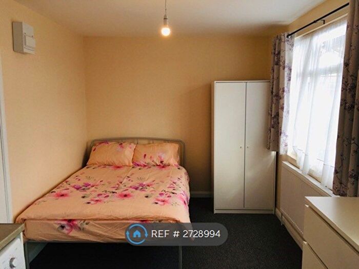 Studio To Rent In Grenoble Gardens, London, N13