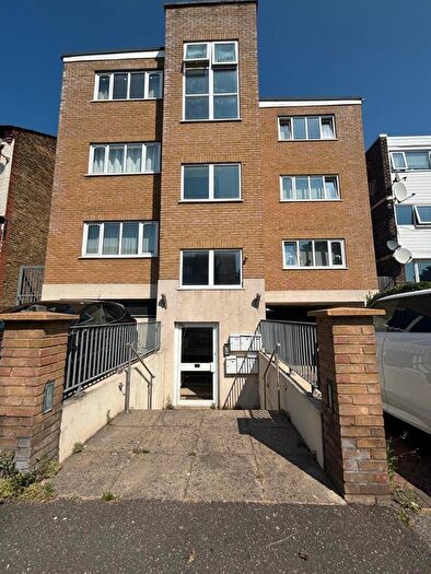 2 Bedroom Flat To Rent In Chigwell Road, South Woodford, Redbridge, London, E18