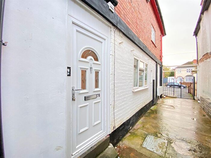 2 Bedroom Flat To Rent In Hollybush Lane, Penn, Wolverhampton, WV4