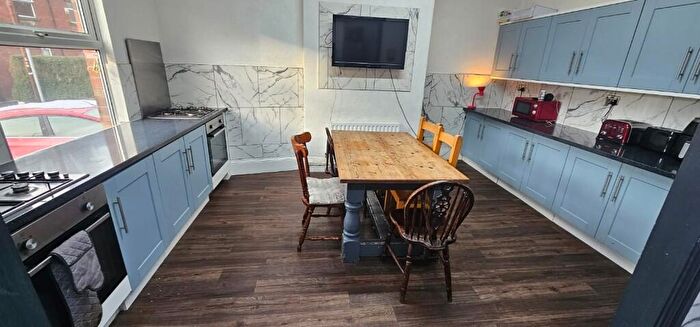 7 Bedroom Terraced House To Rent In Headingley Avenue, Leeds, West Yorkshire, LS6