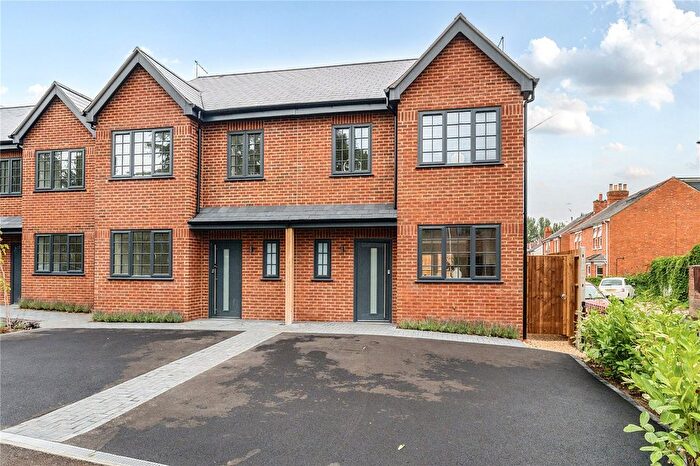 3 Bedroom Semi Detached House For Sale In Park Road, Farnborough, Hampshire, GU14
