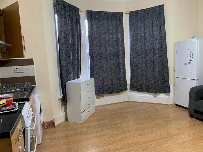 Studio To Rent In Ickburgh Road, London, E5