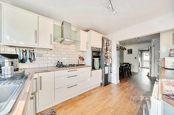 3 Bedroom Semi-Detached House To Rent In Grafton Close, George Green, Slough, SL3